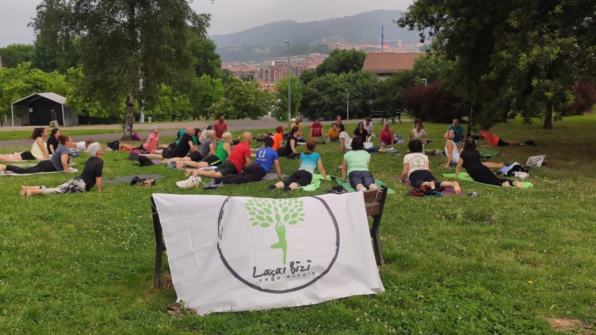 Dia del Yoga en parque Bizkotxalde